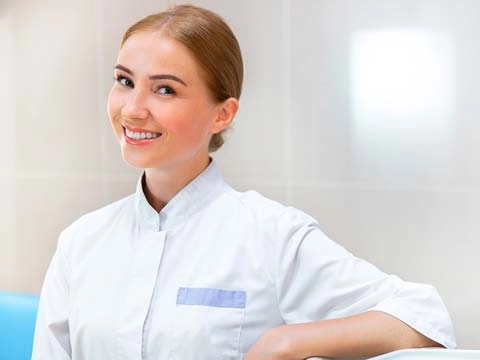 женщина врач в белом халате